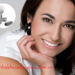Nên bọc răng sứ hay cấy ghép implant