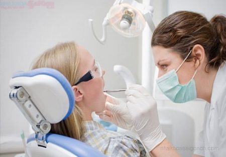 Răng khôn hàm trên mọc lệch nên làm gì?